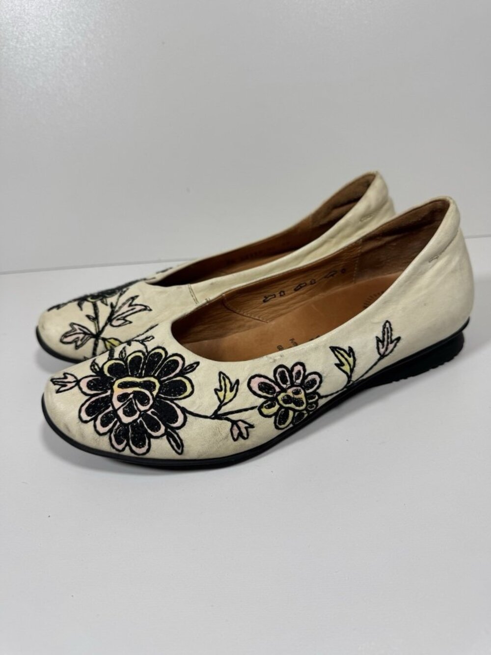 Think! Leather Ballet Flats Embroidered Floral Cream US 6.5 EU 37 Comfort Boho